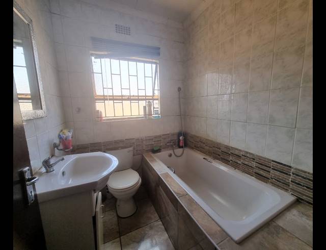 1 BEDROOM HOUSE FOR SALE IN HENLEY ON KLIP